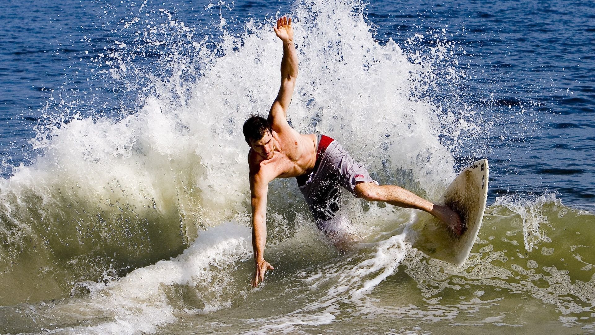 法国足球职业联赛战况激烈，场面惊心动魄，法国足球联赛冠军